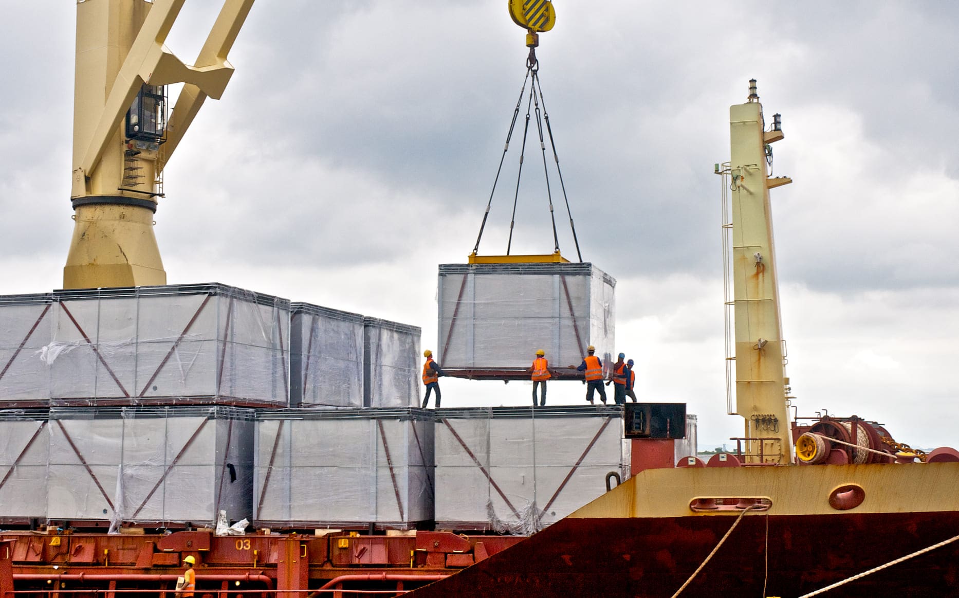 Mengenal Apa itu Stevedoring dan Fungsinya di Logistik