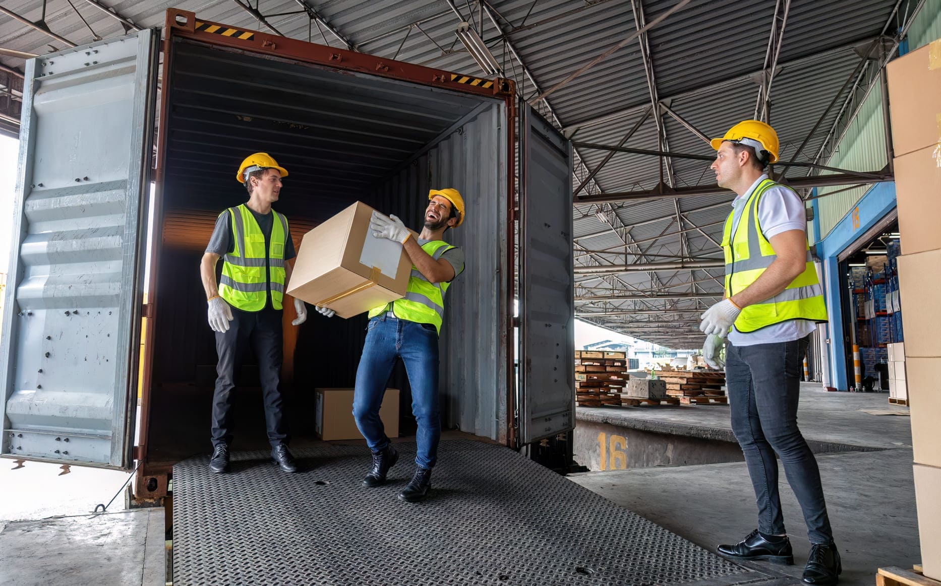 Cargodoring Adalah: Arti dan Bedanya dengan Stevedoring